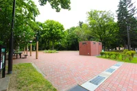 道路向かいは永山記念公園　徒歩1分