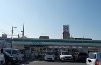 ファミリーマートまで495m