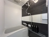 長期滞在にはうれしい風呂トイレ別でシャンプーコンディショナーボディソープも完備しております。