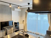 家具・家電付きで、入居後すぐに快適な生活をスタート。無料Wi-Fi、オートロック、宅配BOX、24時間利用可能なジムなど、長期滞在や出張にも嬉しい設備が充実しています。