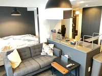 家具・家電付きで、入居後すぐに快適な生活をスタート。無料Wi-Fi、オートロック、宅配BOX、24時間利用可能なジムなど、長期滞在や出張にも嬉しい設備が充実しています。