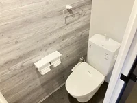 清潔感のあるトイレには温水洗浄便座を完備。毎日快適にお使いいただける、長期滞在にも嬉しい設備です。