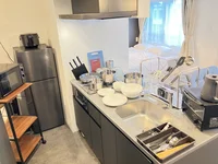 調理器具・食器類を豊富にご用意。冷蔵庫・電子レンジ・炊飯器・ケトルなども揃っており、長期滞在でも快適に自炊していただけます。