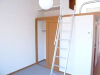 2階の部屋はカーペットの仕様です。