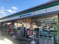 ファミリーマートまで750m