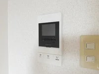 エントランスのオートロックはこちらから開錠できます🔓モニターもあるので安心です◎