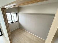 寝室にはセミダブルベッドを設置♪