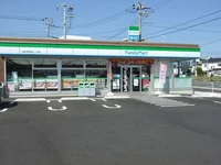 ファミリーマートまで220m