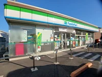 ファミリーマートまで730m