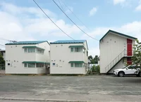 B棟は中央の建物です。