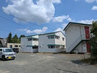 B棟は中央の建物です。
