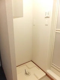 洗濯機置き場で使い易くバスルーム横です