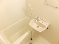清潔感のある白を基調とした浴室です。