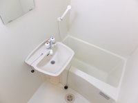 白を基調としたシンプルな浴室です。