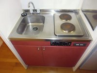 2口の電熱コンロ付。