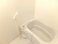 清潔感のある白を基調とした浴室です。