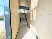 外階段は屋根有なので濡れにくいです。