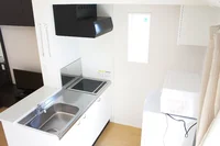 明るい日差しが差込むカウンターキッチンで料理が楽しめます。