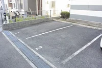 レオパレスティートゥリーの敷地内駐車場です。