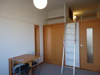 折り畳み可能な机と椅子もついております。