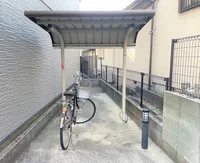 屋根付き駐輪場完備