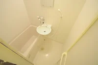 お風呂には嬉しい洗面台つき