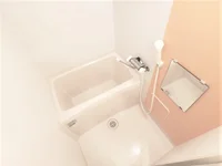 明るく清潔感のある浴室