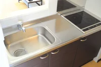 キッチンも十分な広さがありコンロもIHで使いやすいですよ！