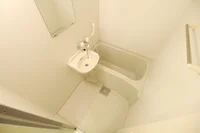 浴室乾燥機付きで、雨の日でも洗濯物が干せます♪