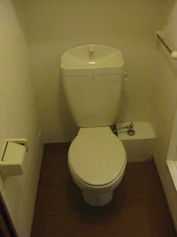 上に棚があります☆