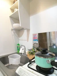 ガスキッチンで自炊もしやすいです◎食器洗い洗剤もご用意していますのでご活用ください♪