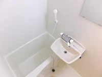 清潔感のある白を基調とした浴室です。