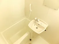 清潔感のある白を基調とした浴室です。