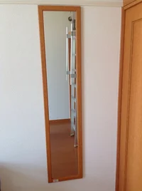 お部屋に姿見も付いています。