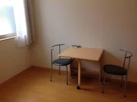 折りたたみ式のテーブルと椅子