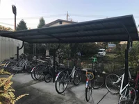 屋根付き駐輪場があります