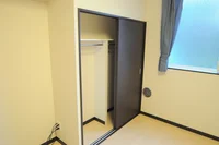 便利なクローゼット☆洋服をかけて収納できます