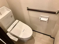 温水洗浄便座、手すりが付いています！！