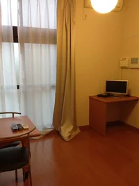 1F：フローリング　２Ｆ：じゅうたん　窓：１Ｆと２Ｆで異なる