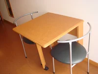 椅子、折り畳みテーブル付きです。