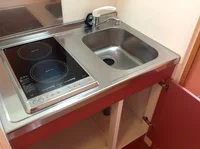 収納棚付き、コンロの下にも収納有り。