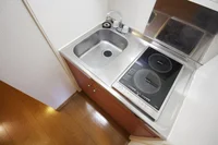 キッチンには2口のラジエントヒーターコンロを装備☆