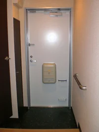 玄関には、手すりと傘立てもあります。ライトは人感センサー付。