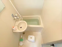 バストイレは別♪バスルームには風呂桶・風呂イス・風呂用洗剤・スポンジをご用意しておりますのでぜひご活用ください！