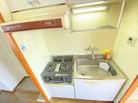 ガスコンロも2口☆☆スーパーで食材を買ってきたらすぐにお料理に取り掛かれます！それもマンスリーマンションの良いところですね＾＾