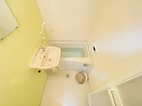 バストイレは別♪バスルームには風呂桶・風呂イス・風呂用洗剤・スポンジをご用意しておりますのでぜひご活用ください!