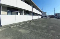 建物南側に駐車場あります。