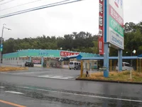 徒歩１０分ほどの所にコンビニ、薬局あります。