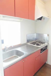 3口ガスコンロ・グリル付きのキッチンです。