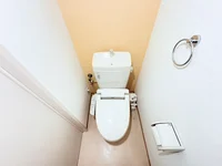 ウォシュレットつきのトイレです。老若男女皆様に安心してご利用いただけますね☆トイレにもトイレ用洗剤とトイレ用ブラシをご用意しておりますので長期ご利用の場合の気になる汚れなどもお掃除して頂けます＾＾